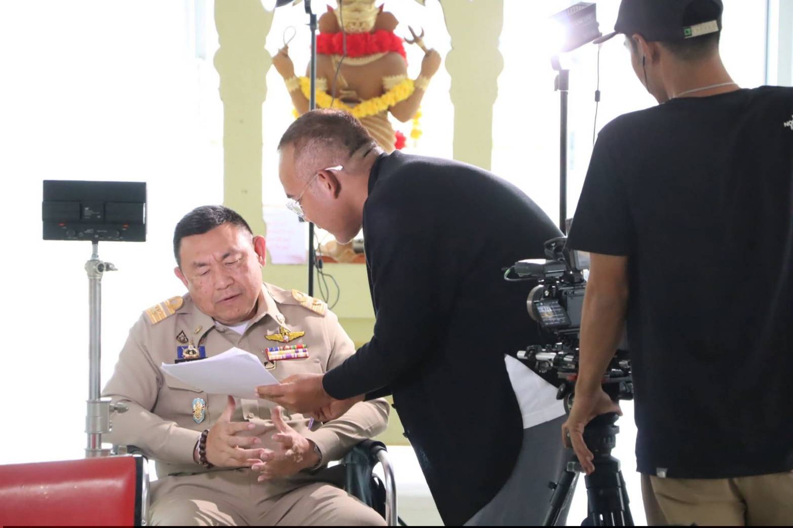 title - เลขาธิการ ส.ป.ก. บันทึกเทปให้สัมภาษณ์กิจกรรมการดำเนินงานผลสำเร็จของศูนย์ศิลปาชีพบางไทรฯ ณ ศูนย์ส่งเสริมและพัฒนาอาชีพเสริมนอกภาคการเกษตร